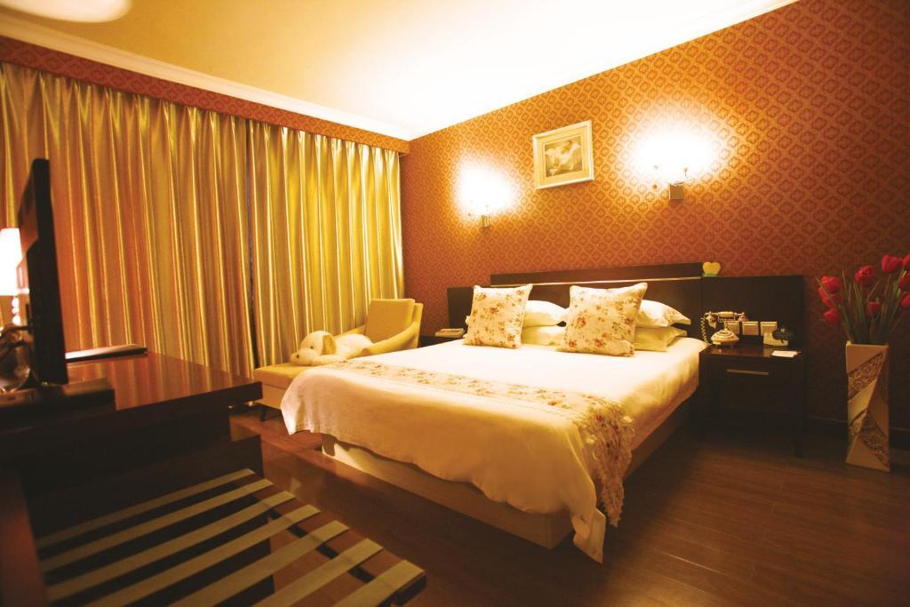 Overseas Chinese International Hotel ชิงเต่า ภายนอก รูปภาพ