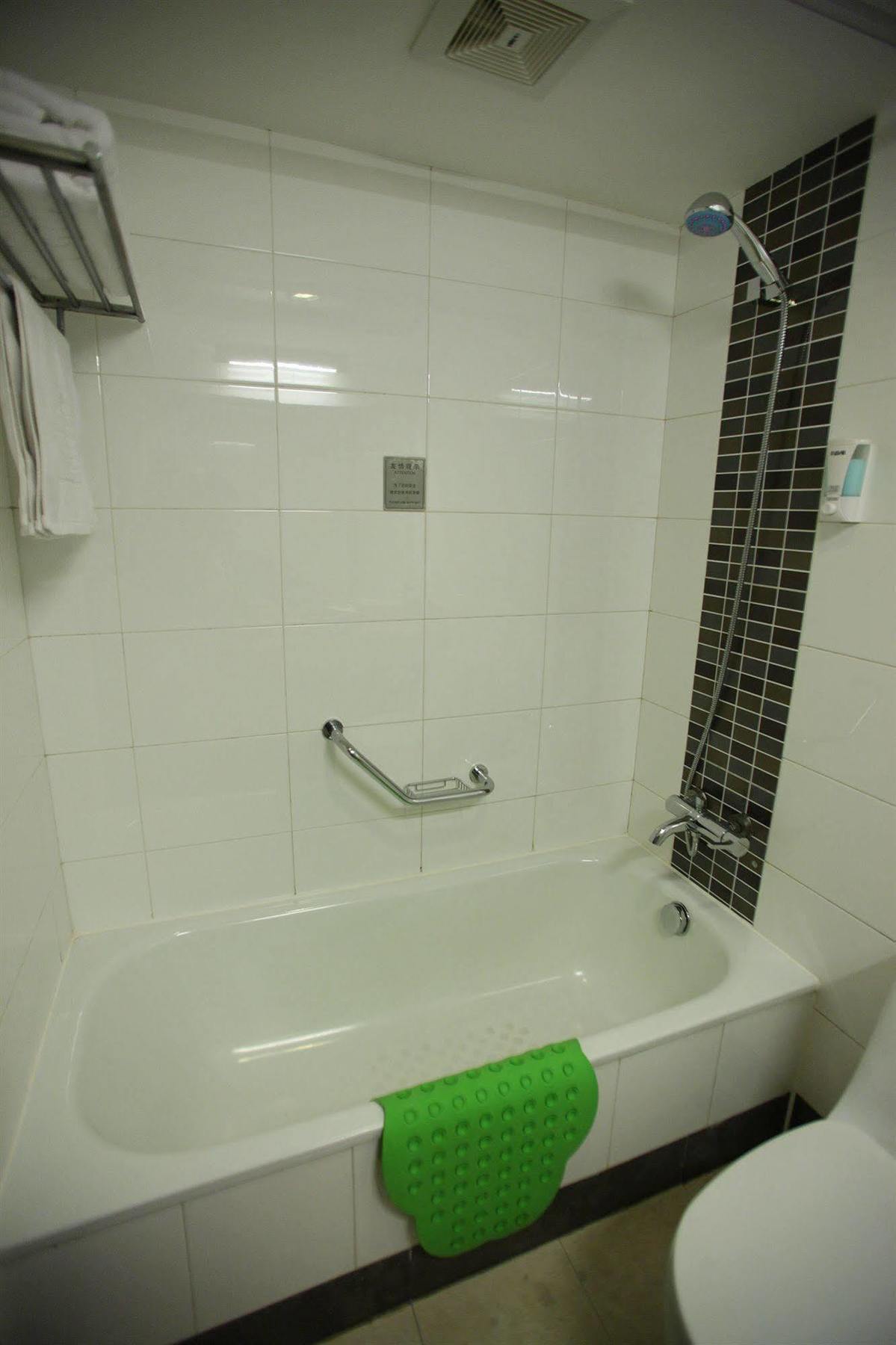 Overseas Chinese International Hotel ชิงเต่า ภายนอก รูปภาพ