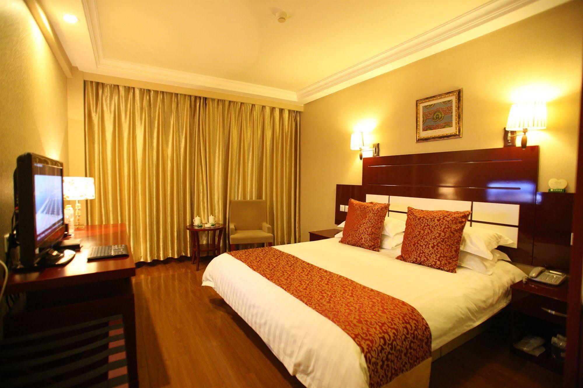 Overseas Chinese International Hotel ชิงเต่า ภายนอก รูปภาพ